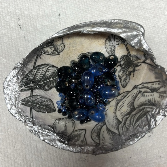 Hand Crafted Floral Silver and Cream Shell Trinket Dish - Picture 3 of 9